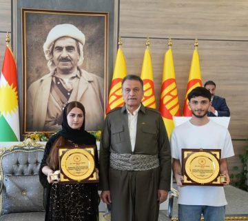 رێزدار سەربەست لەزگین دوو ترۆمپێل وەكو دیاریا مەكتەبا رێكخستنا پارێزگەها دهـۆكێ پێشكێشی دوو قوتابیێن پۆڵا دوانزدێ ل سەر ئاستێ وێژەی و زانستی كرن