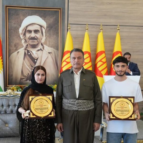 رێزدار سەربەست لەزگین دوو ترۆمپێل وەكو دیاریا مەكتەبا رێكخستنا پارێزگەها دهـۆكێ پێشكێشی دوو قوتابیێن پۆڵا دوانزدێ ل سەر ئاستێ وێژەی و زانستی كرن