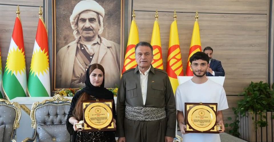 رێزدار سەربەست لەزگین دوو ترۆمپێل وەكو دیاریا مەكتەبا رێكخستنا پارێزگەها دهـۆكێ پێشكێشی دوو قوتابیێن پۆڵا دوانزدێ ل سەر ئاستێ وێژەی و زانستی كرن