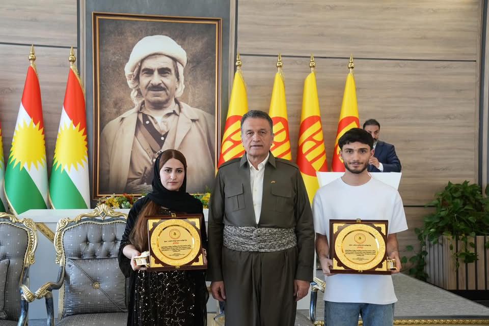 رێزدار سەربەست لەزگین دوو ترۆمپێل وەكو دیاریا مەكتەبا رێكخستنا پارێزگەها دهـۆكێ پێشكێشی دوو قوتابیێن پۆڵا دوانزدێ ل سەر ئاستێ وێژەی و زانستی كرن