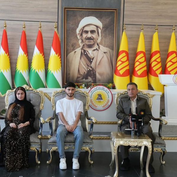 رێزدار سەربەست لەزگین دوو ترۆمپێل وەكو دیاریا مەكتەبا رێكخستنا پارێزگەها دهـۆكێ پێشكێشی دوو قوتابیێن پۆڵا دوانزدێ ل سەر ئاستێ وێژەی و زانستی كرن