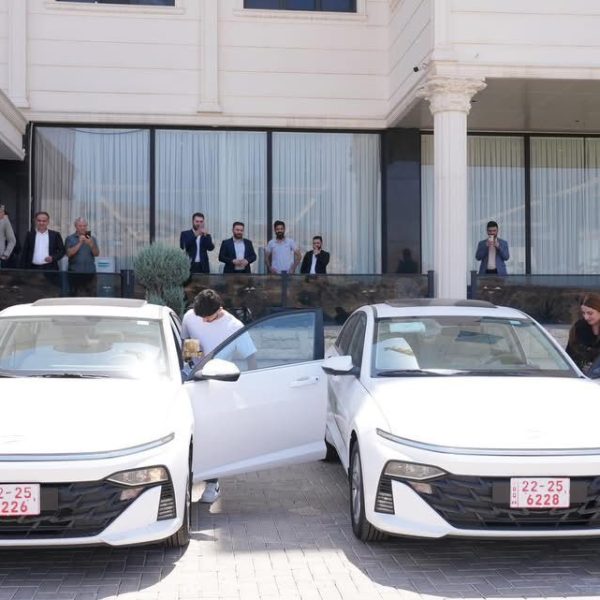 رێزدار سەربەست لەزگین دوو ترۆمپێل وەكو دیاریا مەكتەبا رێكخستنا پارێزگەها دهـۆكێ پێشكێشی دوو قوتابیێن پۆڵا دوانزدێ ل سەر ئاستێ وێژەی و زانستی كرن