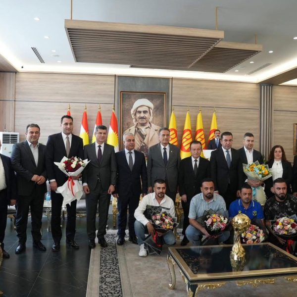 سەرۆكێ حكومەتا هەڕێما كوردستانێ برێكا نوێنەرێ خۆ سەرۆک و دەستەیا كارگێری و یارێزانێن هەردوو یانەیێن دهـۆک و زاخۆ خەڵاتكڕن