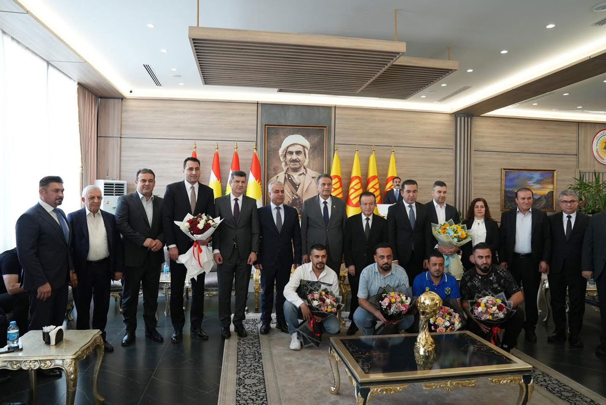 سەرۆكێ حكومەتا هەڕێما كوردستانێ برێكا نوێنەرێ خۆ سەرۆک و دەستەیا كارگێری و یارێزانێن هەردوو یانەیێن دهـۆک و زاخۆ خەڵاتكڕن