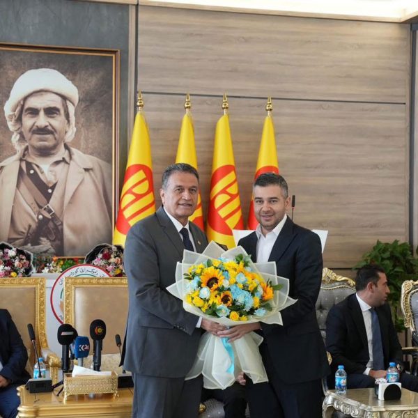 سەرۆكێ حكومەتا هەڕێما كوردستانێ برێكا نوێنەرێ خۆ سەرۆک و دەستەیا كارگێری و یارێزانێن هەردوو یانەیێن دهـۆک و زاخۆ خەڵاتكڕن