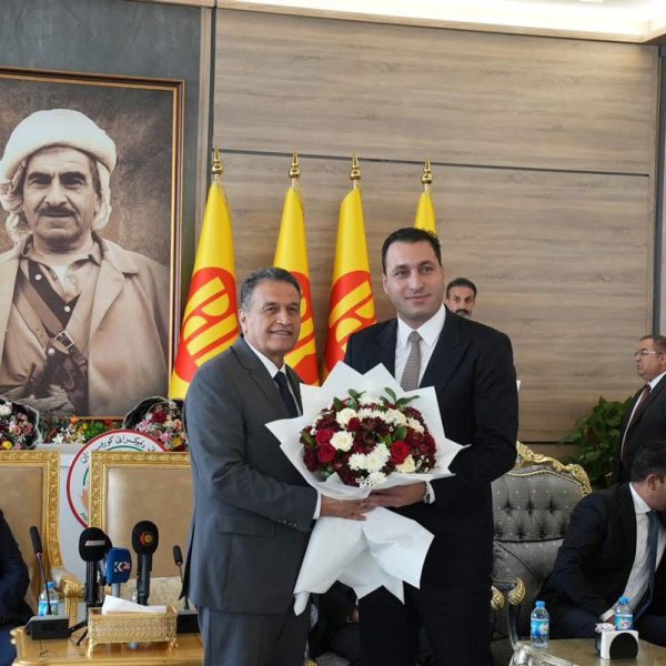 سەرۆكێ حكومەتا هەڕێما كوردستانێ برێكا نوێنەرێ خۆ سەرۆک و دەستەیا كارگێری و یارێزانێن هەردوو یانەیێن دهـۆک و زاخۆ خەڵاتكڕن