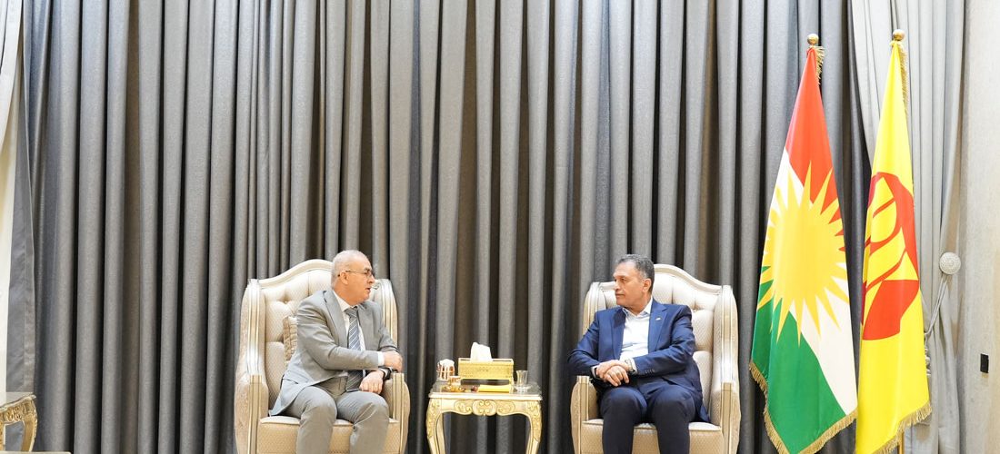 بەرپرسێ مەکتەبا ڕێکخستنێ پێشوازیێ ل ڕێڤەبەرێ گشتی یێ کارەبێ ل پارێزگەھا دھۆکێ دکەت