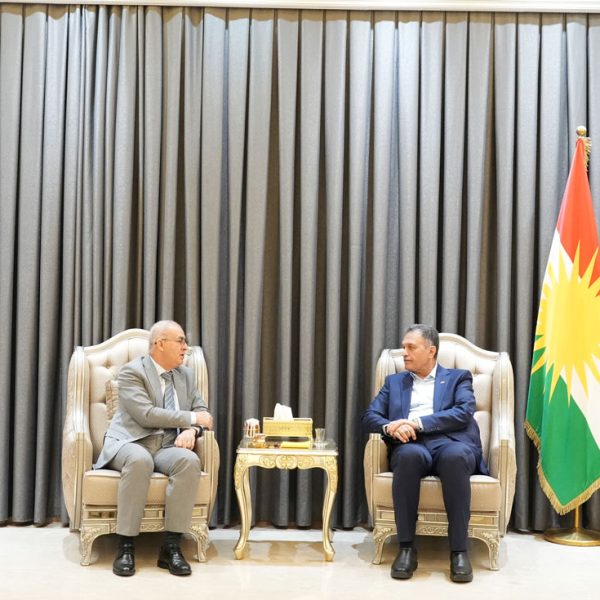 بەرپرسێ مەکتەبا ڕێکخستنێ پێشوازیێ ل ڕێڤەبەرێ گشتی یێ کارەبێ ل پارێزگەھا دھۆکێ دکەت