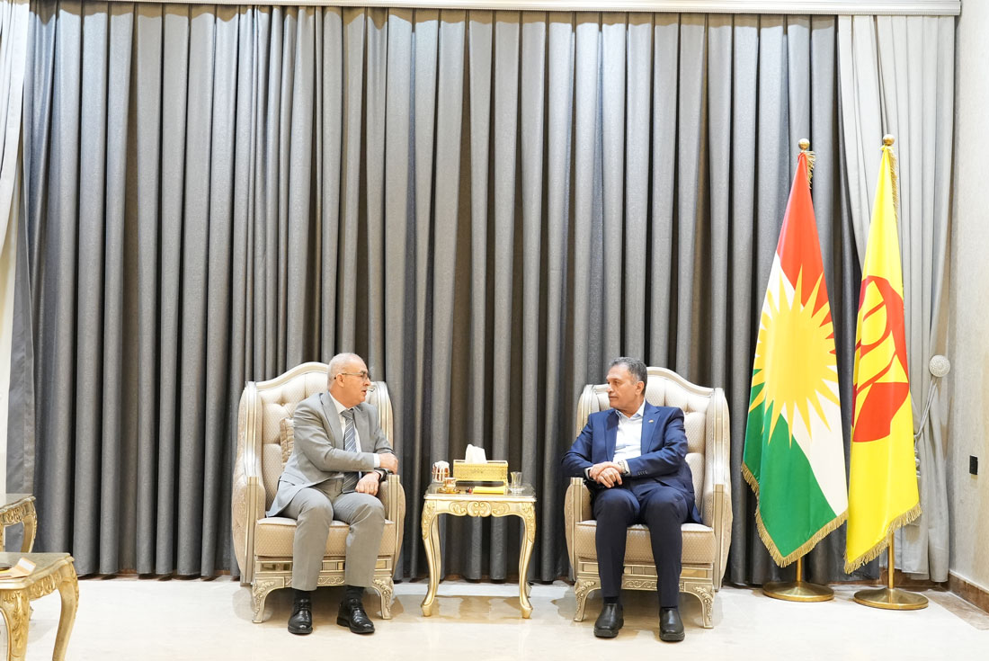 بەرپرسێ مەکتەبا ڕێکخستنێ پێشوازیێ ل ڕێڤەبەرێ گشتی یێ کارەبێ ل پارێزگەھا دھۆکێ دکەت