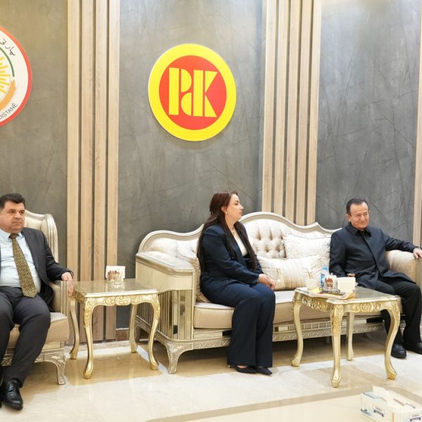 بەرپرسێ مەکتەبا ڕێکخستنێ پێشوازیێ ل ڕێڤەبەرێ گشتی یێ کارەبێ ل پارێزگەھا دھۆکێ دکەت