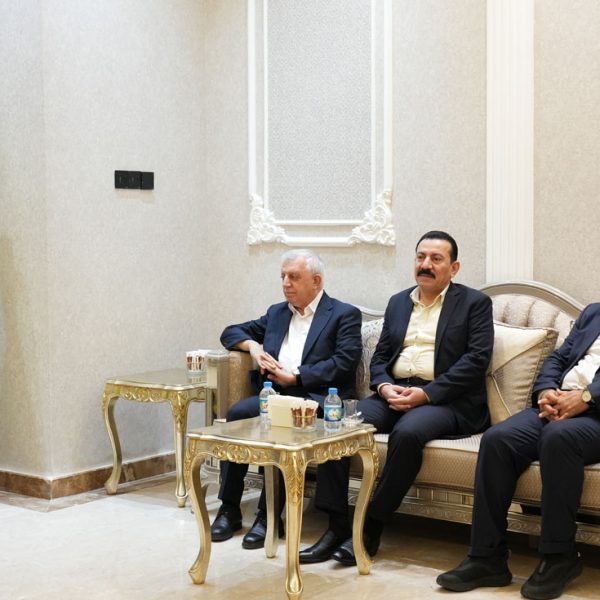 بەرپرسێ مەکتەبا ڕێکخستنێ پێشوازیێ ل ڕێڤەبەرێ گشتی یێ کارەبێ ل پارێزگەھا دھۆکێ دکەت