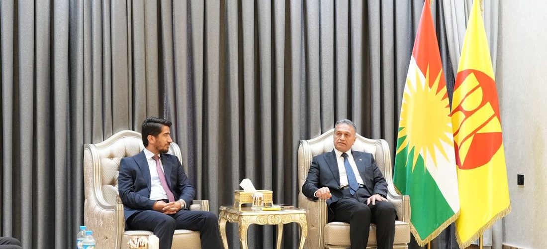 بەرپرسێ مەکتەبا ڕێکخستنێ پێشوازیێ ل ستافێ سەندیکا ئەندازیاران دکەت