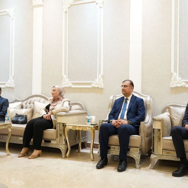 بەرپرسێ مەکتەبا ڕێکخستنێ پێشوازیێ ل ستافێ سەندیکا ئەندازیاران دکەت