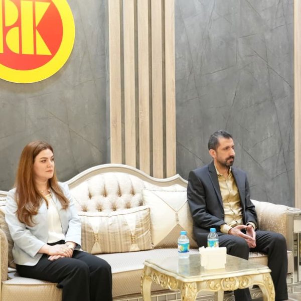 بەرپرسێ مەکتەبا ڕێکخستنێ پێشوازیێ ل ستافێ سەندیکا ئەندازیاران دکەت