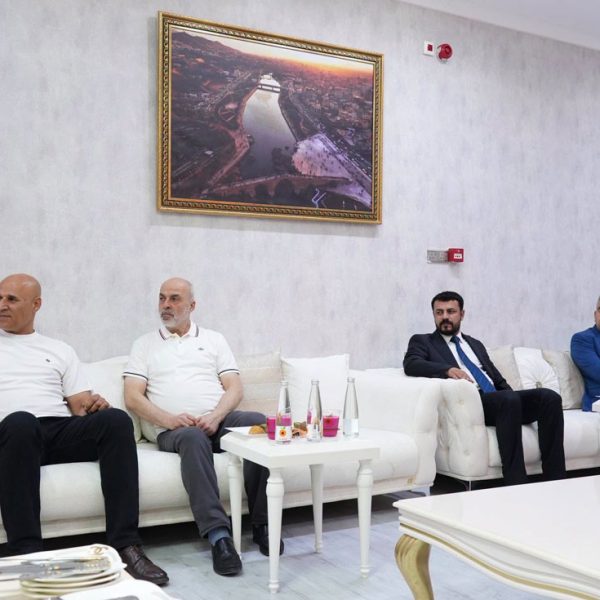 بەرپرسێ مەکتەبا ڕێکخستنێ پیرۆزباھیێ ل سەرۆک و دەستەیا نویا کارگێریا یانا زاخۆ دکەت