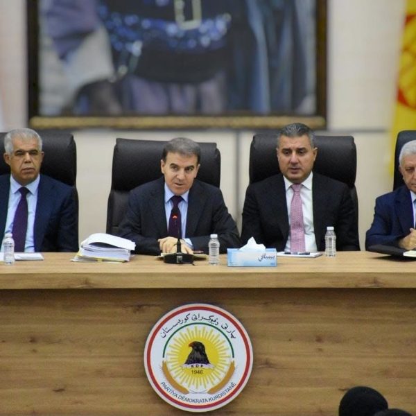 هێمن هەورامی سمینارەکێ بۆ کادرێن لقێ 9 یێ پارتی ل ئاکرێ پێشکەشدکەت