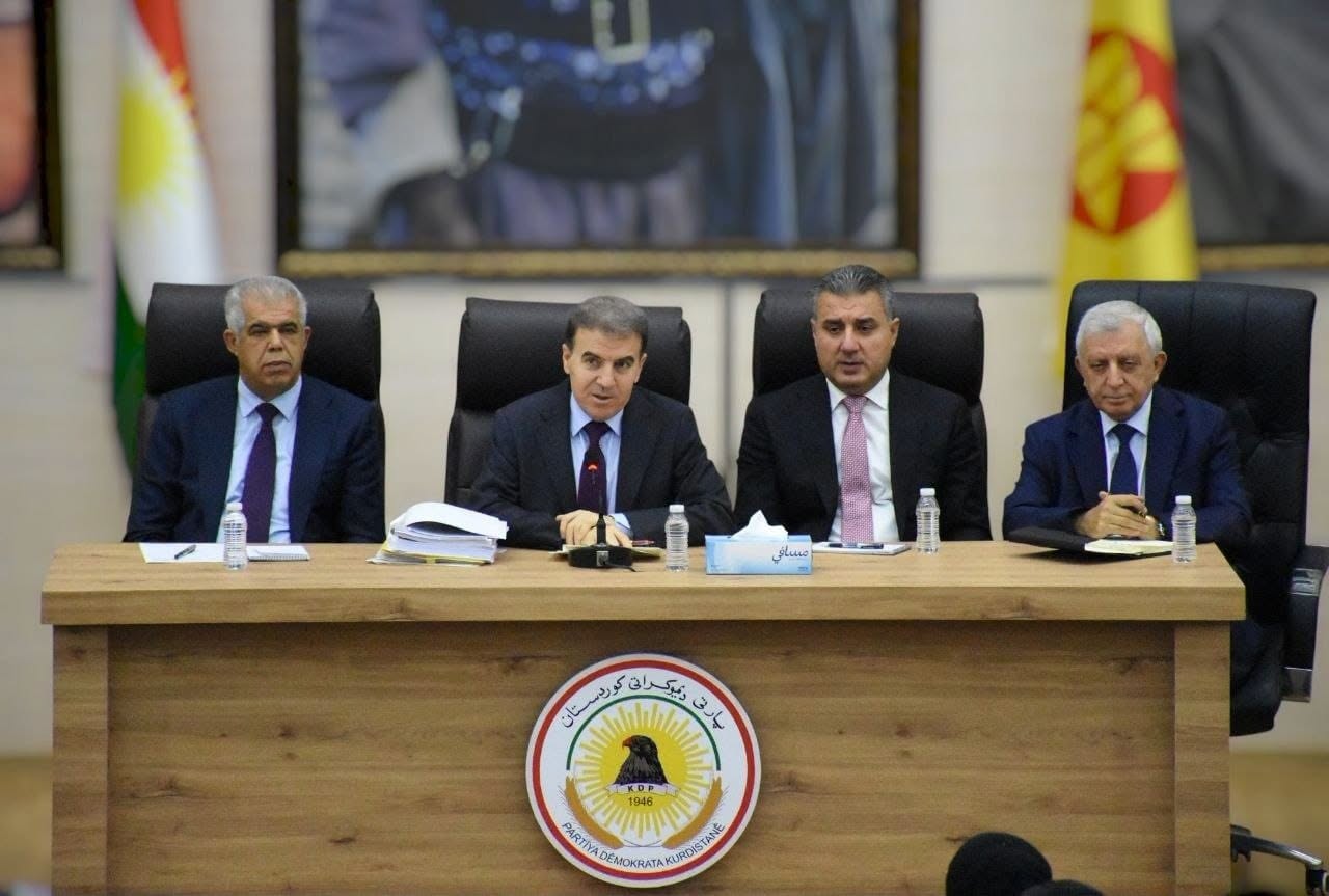 هێمن هەورامی سمینارەکێ بۆ کادرێن لقێ 9 یێ پارتی ل ئاکرێ پێشکەشدکەت