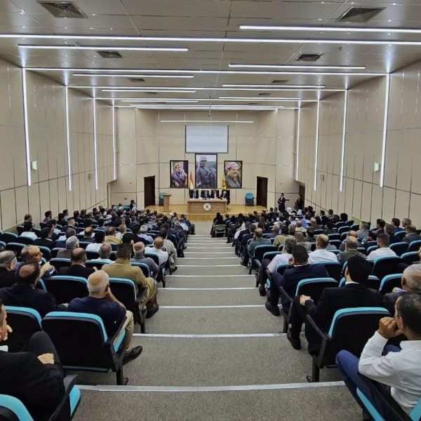 هێمن هەورامی سمینارەکێ بۆ کادرێن لقێ 9 یێ پارتی ل ئاکرێ پێشکەشدکەت